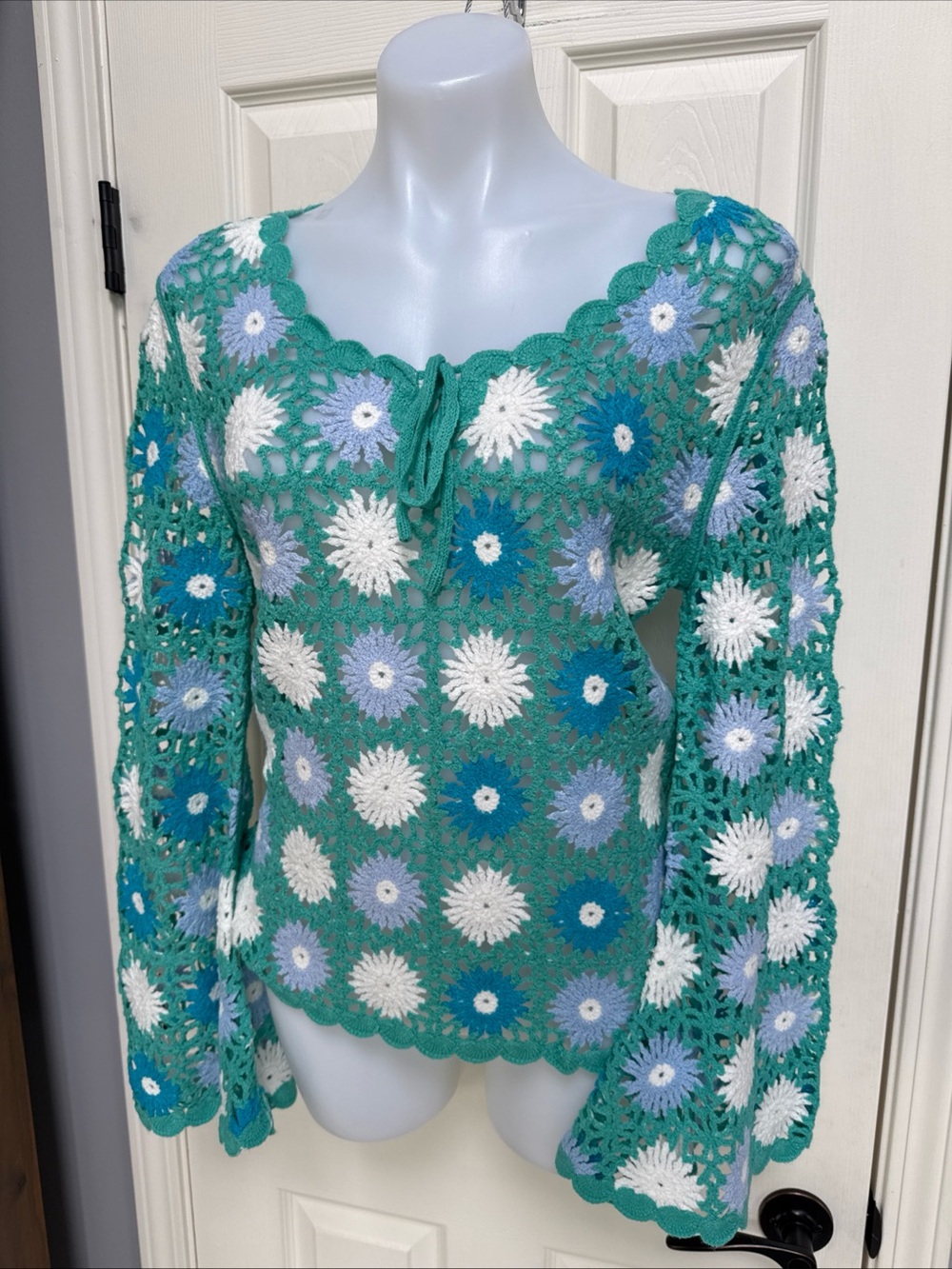 VERSONA aqua Floral Crochet Flare LongSleeve 70s Daisy Floral Scallop Sweater XS
